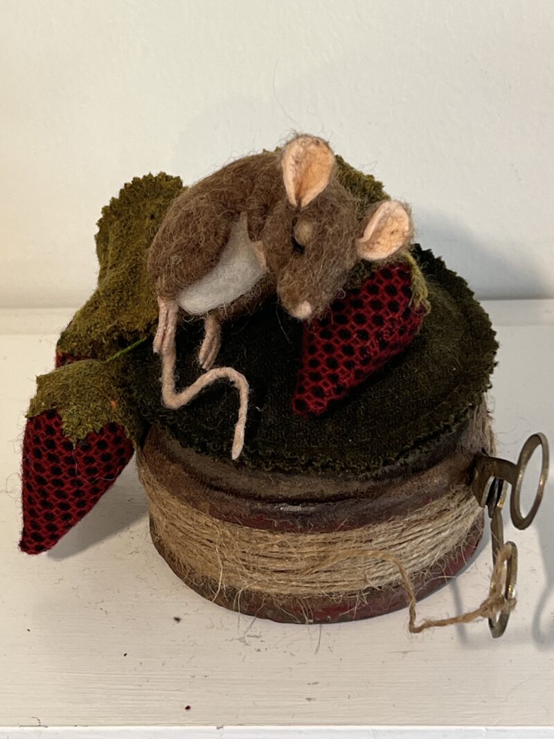 Wee mouse on reproduction spool with scissors - Image 2