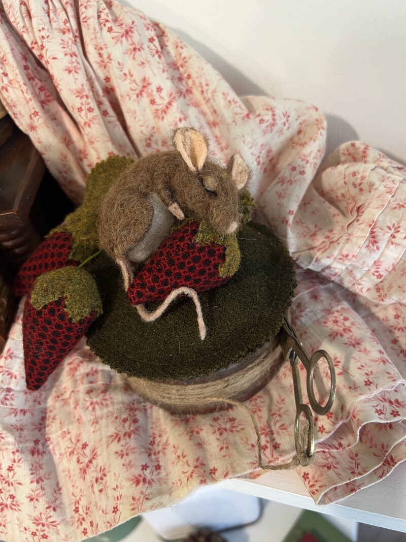 Wee mouse on reproduction spool with scissors